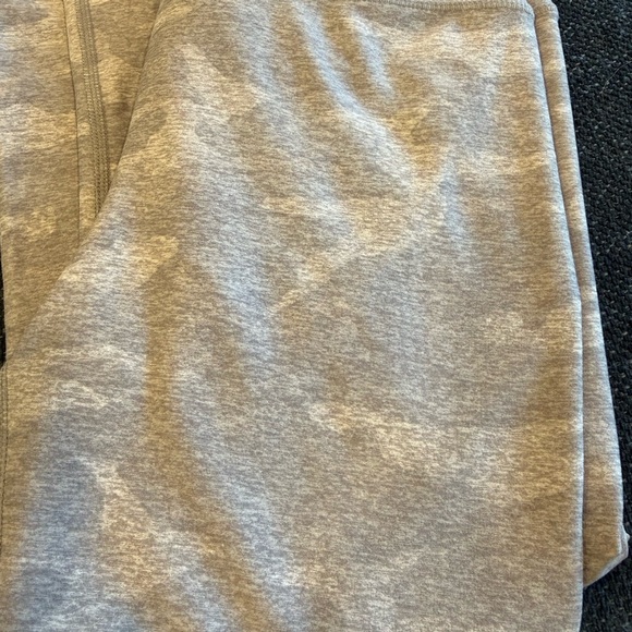 Vuori Women's Gray Camouflage Leggings - Picture 9 of 9